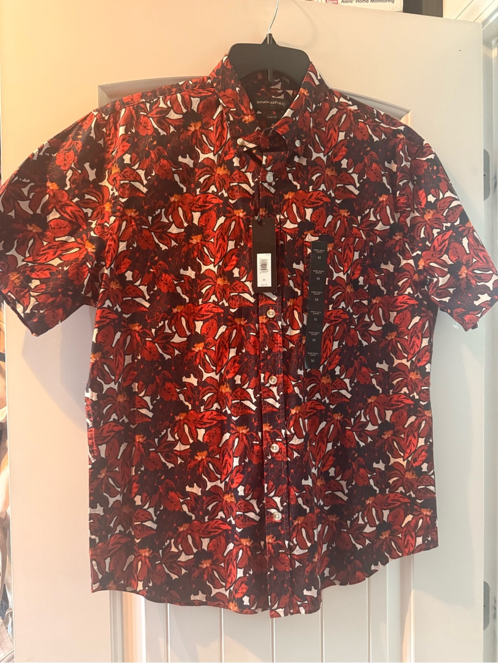 Banana Republic Red Floral Short-Sleeve Button-Down Men’s shirt. Size M. NWT
